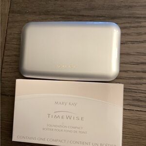 Mary Kay Pearl White TimeWise Compact with Gold Logo NIB